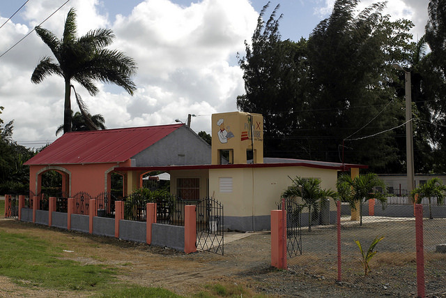 A cafeteria Palma Caribe, administrada por Eugenio Pérez e sua família, onde são vendidos sucos de frutas e verduras produzidas em sua propriedade, em uma iniciativa que trouxe prosperidade ao seu empreendimento familiar, em JesúsMenéndez, na província de LasTunas, em Cuba. Foto: Jorge LuisBaños/IPS