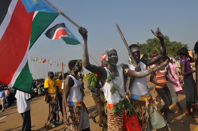 Dançarinos tradicionais nos festejos do primeiro aniversário da independência do Sudão do Sul, em 9 de julho de 2012, na capital Juba. Foto: Charlton Doki/IPS