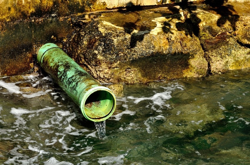 Todo esse descaso decorrente da falta da saneamento se reverte em contaminação e em graves doenças de veiculação hídrica. Foto: Shutterstock