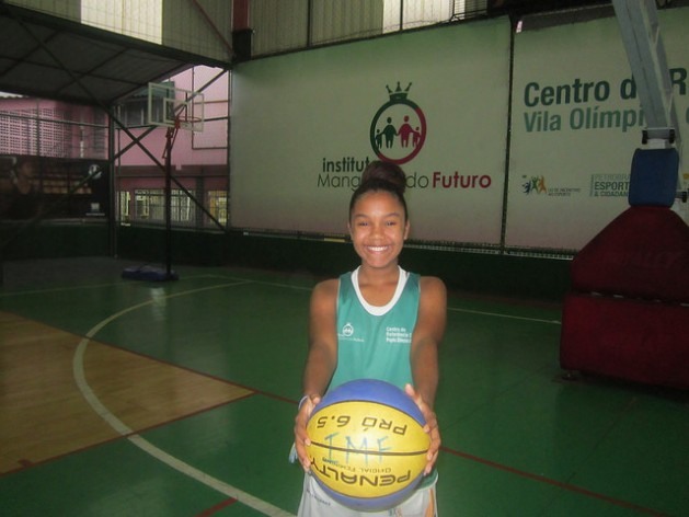 A brasileira Kaillana de Oliveira Donato, de 14 anos, jogadora de basquete da Vila Olímpica da Mangueira, no Rio de Janeiro, e participante ativa do programa, da ONU Mulheres. Foto: Mario Osava/IPS