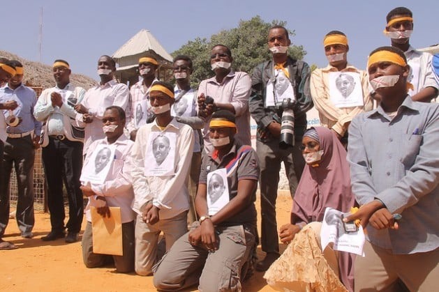Jornalistas somalianos protestam, em 2013, pela detenção de seu colega Abdiaziz Abdinur Ibrahim, que escreveu uma matéria sobre o caso de uma mulher que denunciou ter sido estuprada por integrantes das forças governamentais. Foto: Abdurrahman Warsameh/IPS