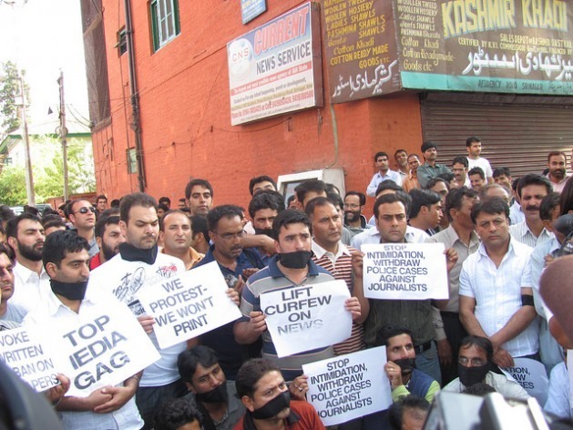 Jornalistas da Caxemira protestam contra as restrições à liberdade de expressão em 2012. Foto: Athar Parvaiz/IPS