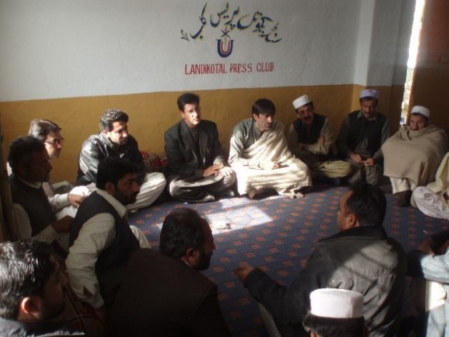 Jornalistas reunidos no clube da imprensa de Landikotal, na agência de Jyber, no Paquistão. Foto: Ashfaq Yusufzai/IPS