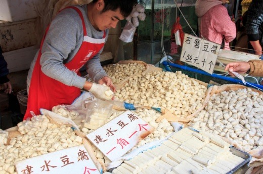 Homem vende tofu em mercado chinês. Foto: 5 to do today