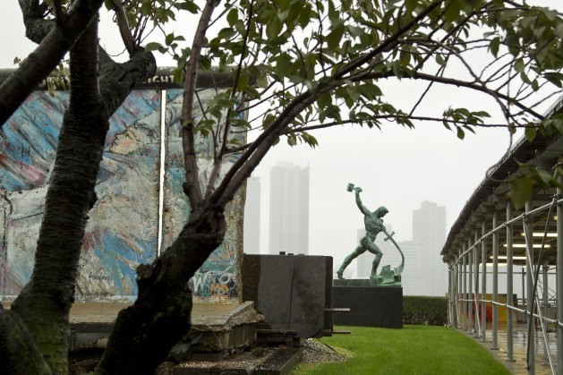 Um monumento sobre a queda do Muro de Berlim foi colocado ao lado de uma escultura soviética na sede da ONU em Nova York. Foto: Rick Bajornas/ONU