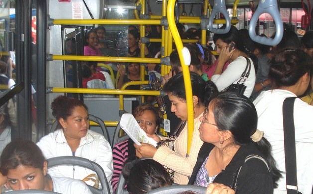 A Guatemala, onde se comete a maior quantidade de feminicídios da América Central, inaugurou em 2011 um serviço de ônibus exclusivo para mulheres, a fim de evitar o assédio sexual.Foto: Danilo Valladares/IPS