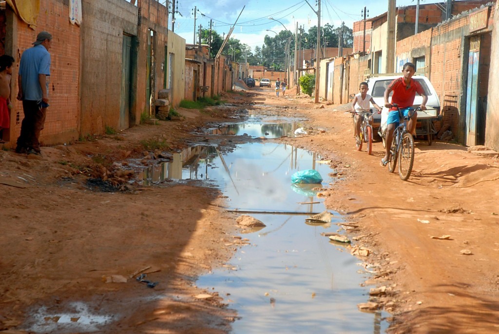 Existem 100 milhões de pessoas sem acesso a sistemas adequados de saneamento na América Latina e 70 milhões não têm água encanada, segundo dados da ONU. No Brasil, menos da metade da população tem acesso a redes de esgoto. Foto: EBC