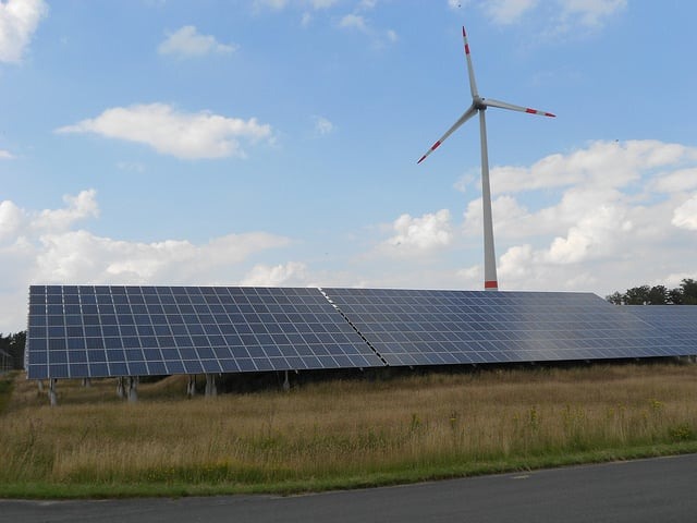 A transição energética da Alemanha incluiu facilidades paras as energias eólica e fotovoltaica, geradas por cooperativas e cidadãos, como as que operam no Bioparque de energia de Saerbeck, no Estado da Renânia do Norte-Westfalia. Foto: Emilio Godoy/IPS