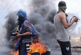 UNESCO faz soar o alarme sobre o aumento mundial de ataques contra jornalistas que cobrem protestos