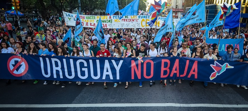 Cinquenta mil uruguaios vãos às ruas contra redução da maioridade em 18/10/14, às vésperas do plebiscito. Apoio ao encarceramento caiu de 75% para 47%, após campanha