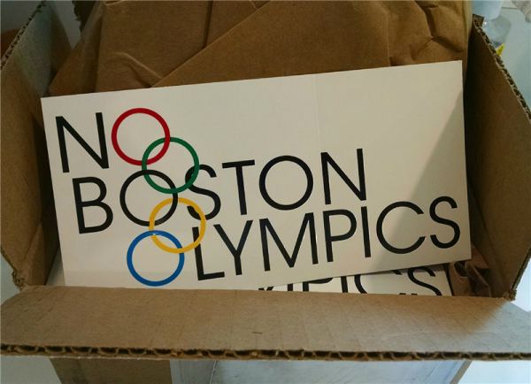 Logo do No Boston Olympics fazia referência aos anéis das Olimpíadas. Na foto, adesivos que a organização estava vendendo. Foto: Crédito: printprincipal.com