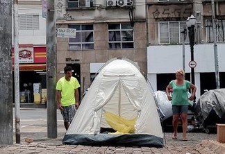 Famílias, barracas e recém-desempregados: cresce novo perfil em situação de rua na pandemia