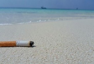 Cigarro ganha do plástico e é o maior responsável por poluição dos oceanos