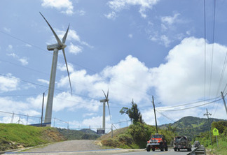 Na Costa Rica, 7% da geração elétrica já provém de fonte eólica, graças a campos como o das montanhas de La Paz e Casamata, a 50 quilômetros da capital São José. Mas o setor automotor coloca pedras no sonho do país de uma matriz energética limpa. Foto: Diego Arguedas Ortiz/IPS
