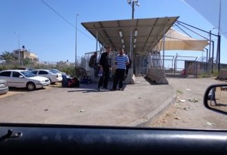 O posto de controle fronteiriço de Azzum Atme, entre Cisjordânia e Israel, onde centenas de trabalhadores palestinos viajam a Israel diariamente nos ônibus israelenses. Foto: Mel Frykberg/IPS
