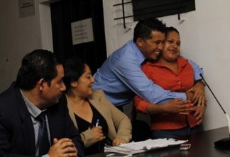 Um de seus advogados de defesa abraça Carmelina Pérez quando um juiz de um tribunal de apelação do leste de El Salvador a declarou inocente de homicídio, dia 22 de abril, depois que foi condenada a 30 anos de prisão em junho de 2014, após sofrer um aborto. Em El Salvador as mulheres, particularmente as pobres, sofrem a penalização absoluta da interrupção da gravidez. Foto: Edgardo Ayala/IPS