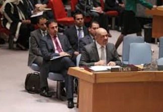 Em 14 de abril o Conselho de Segurança aprovou a resolução 2216, que impôs sanções às pessoas que prejudicavam a estabilidade do Iêmen. Jaled Hussein Mohamed Alyemany (centro), embaixador iemenita junto à ONU. Foto: Devra Berkowitz/ONU