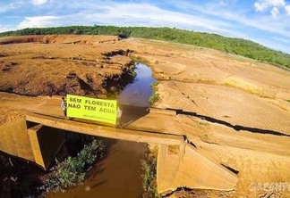 Uma represa que estava submersa volta à paisagem e vira plataforma para nossa mensagem.  Foto: ©Zé Gabriel/Greenpeace