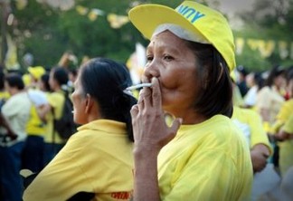 Uma mulher fuma um cigarro da marca Fortune em um ato de campanha do presidente das Filipinas, Benigno Aquino, um fumante que não tem a intenção de largar o vício, segundo afirmou. Seu país ocupa o segundo lugar em quantidade de fumantes no sudeste asiático. Foto: Kara Santos/IPS