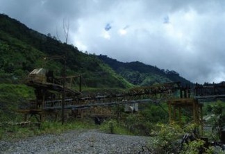 Restos de máquinas e infraestrutura se encontram junto à mina Panguna, nas montanhas do centro de Bougainville, em Papua-Nova Guiné. Foto: Catherine Wilson/IPS
