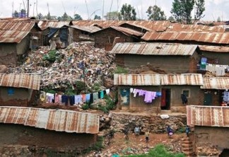 Favela no Quênia. Mais da metade da população urbana da África vive em assentamentos informais, segundo a ONU Habitat. Foto: Colin Crowley/CC BY 2.0 via Wikimedia Commons