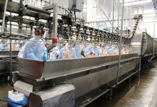 Funcionários da JBS trabalham na linha de produção da unidade em Rolândia, no Paraná, interditada após fiscalização este ano. Foto: MPT/PR