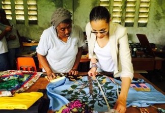 A estilista haitiana-italiana Stella Jean (direita) trabalha pela Etyhical Fashion Initiative com artesãs haitianas. Foto: ITC Ethical Fashion Initiative 5