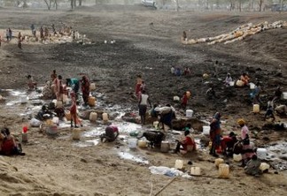 Refugiados cavam em busca de água em um poço seco no acampamento de Jamam, no Sudão do Sul. As organizações humanitárias indicam que há 7,8 milhões de pessoas passando fome ou correndo esse risco. Foto: Jared Ferrie/IPS