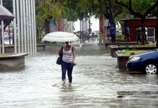 Há três anos as inundações na capital de Trinidad e Tobago deixaram muitas pessoas sem outra alternativa a não ser atravessar o dilúvio. Mas depois a seca se converteu em um problema. Foto: Peter Richards/IPS