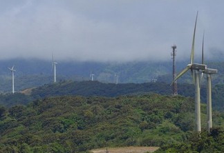 A cooperativa Coopesantos instalou em 2011 um parque eólico nas montanhas de La Paz e Casamata, cerca de 50 quilômetros a sudeste da capital da Costa Rica. Com capacidade instalada de 12,7 megawatts e 15 torres eólicas, a instalação abastece 120 comunidades vinculadas à cooperativa. Foto: Diego Arguedas Ortiz/IPS