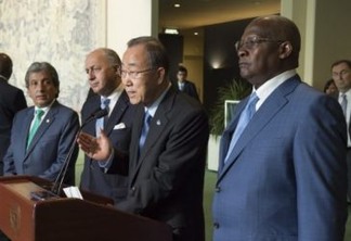 O secretário-geral Ban Ki-moon (ao microfone), acompanhado por Manuel Pulgar, ministro de Ambiente do Peru (primeiro à esquerda), Laurent Fabius, ministro de Relações Exteriores da França (segundo) e Sam Kutesa, presidente da 69ª sessão da Assembleia Geral (direita). Foto: ONU