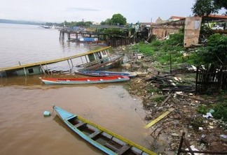 Barcos de pesca já abandonados à margem do rio Xingu, em um bairro da cidade de Altamira, no Pará, que foi evacuado antes de ser inundado pela represa da hidrelétrica de Belo Monte. Foto: Mario Osava/IPS