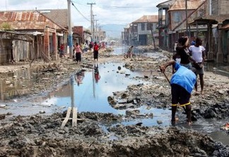 Falta de saneamento básico é um dos fatores para a propagação de doenças, como o cólera, no Haiti. Foto: PNUMA
