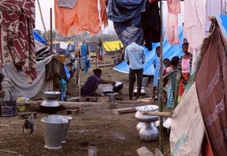 A fome está generalizada nos acampamentos de refugiados da Índia, com magras rações de arroz, lentilha, óleo de cozinha e sal, que não bastam para cobrir as necessidades básicas da maioria das famílias. As mulheres são obrigadas a andar longas distâncias em busca de lenha para cozinhar. Foto: Priyanka Borpujari/IPS