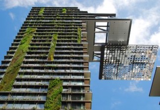 Jardins suspensos e placas de energia solar são usados para diminuir o impacto negativo no meio ambiente de grandes construções. Foto: Wiki Commons/bobarc (CC)
