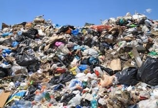 A política nacional de resíduos sólidos, sancionada em 2010, coloca como meta a eliminação de lixões até 2020 para cidades menores e até 2018 para cidades maiores. Foto: Shutterstock