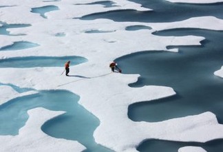 Pesquisadores medem gelo marinho no Ártico. Foto: ClimateVisuals
