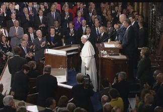 Papa é aplaudido de pé pelos dois lados da divisão partidária norte-americana, após discurso no Congresso dos Estados Unidos. Foto: Câmara de Representantes dos Estados Unidos