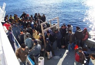 Imigrantes do norte da África perto da ilha italiana da Sicilia. Foto: Vito Manzari, de Martina Franca (TA), Itália. Immigrati Lampedusa/CC-BY-2.0