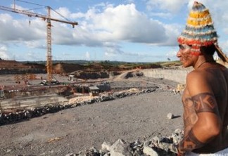 Adalton Jair Munduruku observa o canteiro de obras paralisado da casa de força principal de Belo Monte. Foto: Letícia Leite - ISA