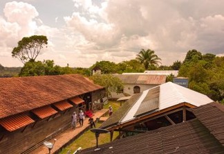 Comunidade ribeirinha da Amazônia recebe sistema de energia solar que atende mais de 140 pessoas