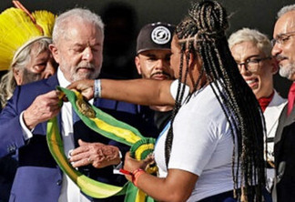 Aline Sousa, catadora de materiais recicláveis e estudante de Direito, entrega faixa presidencial para Lula durante a cerimônia de posse. Foto: Adriano Machado/Reuters