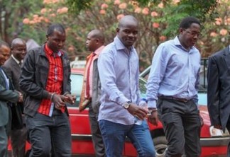 Jornalistas do semanário Sunday Mail são levados ao tribunal no Zimbábue. Na foto, da esquerda para a direita, estão Tinashe Farawo, Brian Chitemba e Mabasa Sasa. Foto: Jeffrey Moyo/IPS