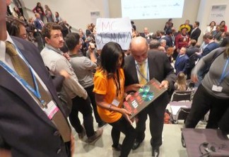 COP 23 – Ativistas entregam ao governador do Pará disco de platina pelo hit ‘Não para de Desmatar’