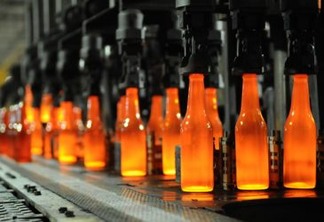 Ambev produz sua primeira garrafa de vidro 100% reciclada
