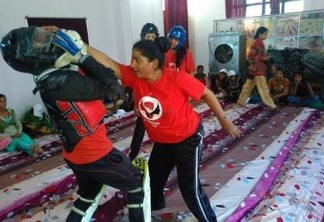 O organização feminina Brigada Vermelha ensina técnicas de defesa pessoal a mulheres e persegue os responsáveis por agressões sexuais. Foto: Neeta Lal/IPS