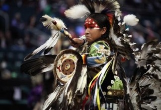 Dançarino tradicional no Festival Manito Ahbee, que celebra a cultura e o patrimônio indígena para unificar, educar e inspirar. Foto: Travel Manitoba/cc by 2.0