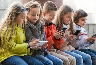 França proibirá telefones celulares por estudantes em horário escolar