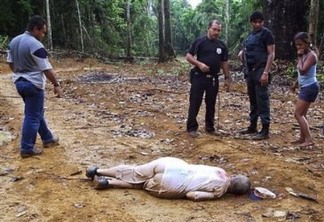 ** EDS NOTE GRAPHIC CONTENT ** FILE **  Police officers and residents look at the body of American missionary Dorothy Stang in Anapu, northern Brazil, in this Feb. 12, 2005 file photo. When Dorothy Stang, a 73-year-old nun from Dayton, Ohio, was shot dead in the Amazon state of Para, she was only the highest-profile victim of what has become a brutal ritual in this violent, mostly lawless region of the Amazon rain forest. Over the past 20 years, about 520 rural workers, union leaders and human rights defenders have been gunned down in Para state, mostly in the southeastern region where Stang spent that last 23 years of her life defending poor settlers against powerful logging and ranching interests. (AP Photo/O Estado de Tapajos/Agencia Estado)