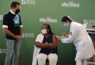 Primeira vacinada do país, enfermeira negra da periferia, Mônica Calazans, ajuda a salvar vidas em SP